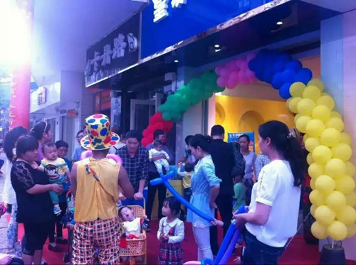 玩具店加盟店主應(yīng)該充分發(fā)揮導(dǎo)購(gòu)的優(yōu)勢(shì)