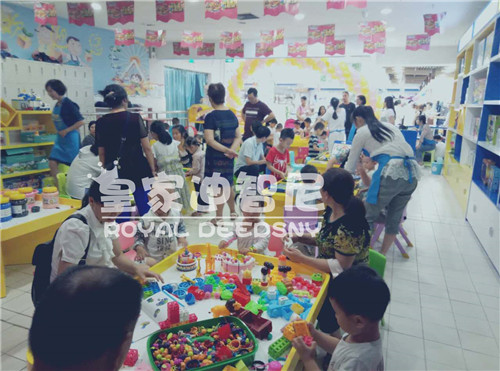玩具加盟店 -玩具店開(kāi)業(yè)-皇家迪智尼兒童玩具店加盟官網(wǎng)
