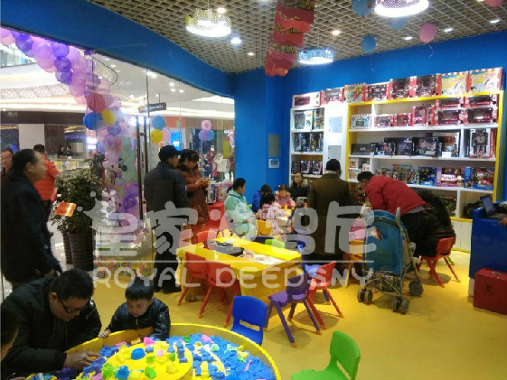 皇家迪智玩具店河南民權校區(qū)戶外拓展活動