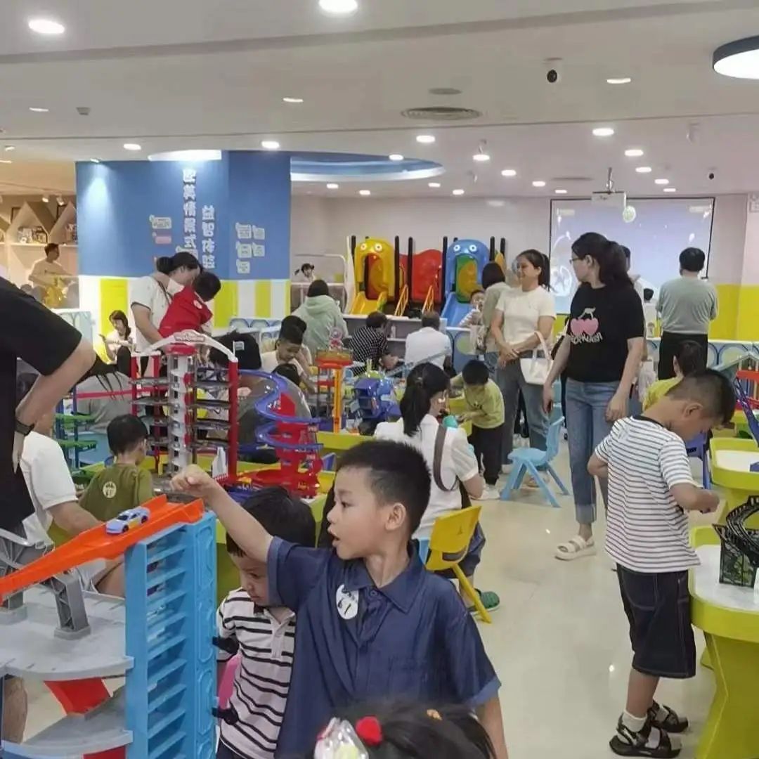 皇家迪智尼 I 實(shí)體店空窗期情況下，老板們?cè)撟鳇c(diǎn)啥呢？